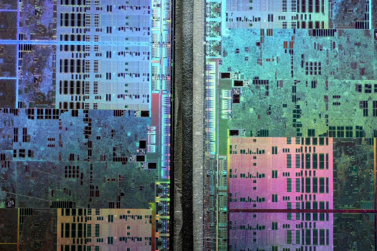 Abstrakte mikroskopische Fotografie eines Grafikprozessors, das an ein Satellitenfoto einer Großstadt erinnert