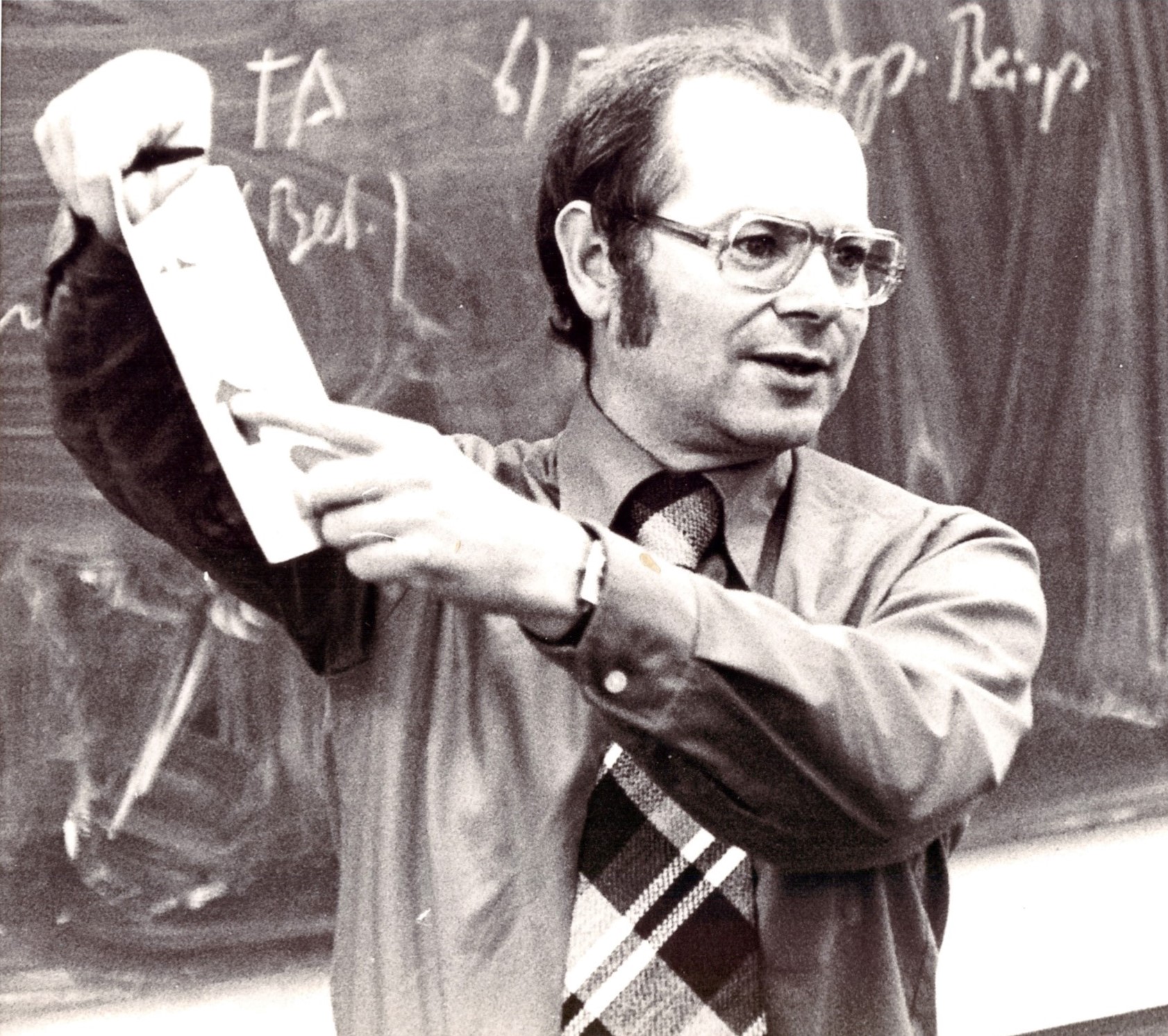 Foto: Gottfried Braun als Dozent vor einer Tafel